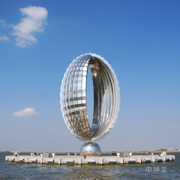 《水滴》高21m 不銹鋼 設計：晉松、周密 2007年 位于上海臨港新城滴水湖
