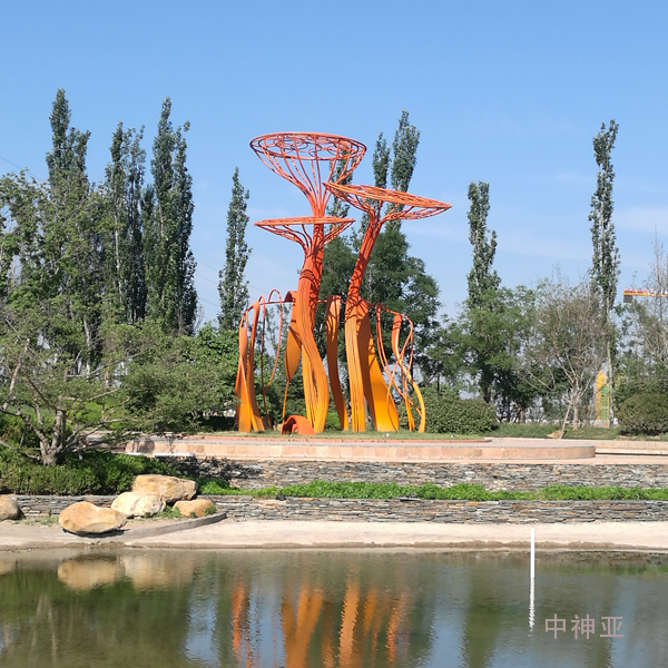 《蓮蓬》高9.5m 不銹鋼著色 設計：徐侃 2015年 位于山東濟南融匯文化創(chuàng)意生活城