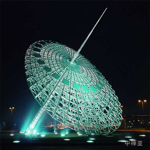 《東方之光》 長35m 寬18m 高20m 不銹鋼  設計：仲松 2000年 位于上海浦東世紀大道