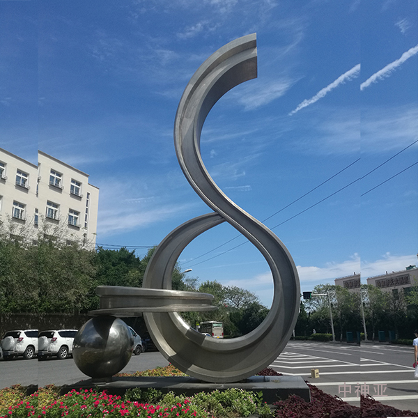 《暢通》高10m 不銹鋼 設(shè)計：王陽 1998年 位于青島鐵路局